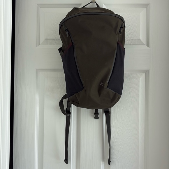 lululemon 40l backpack Everywhere 22L Tech Canvas sweaty gear Crew Backpack Black Lululemon Rise